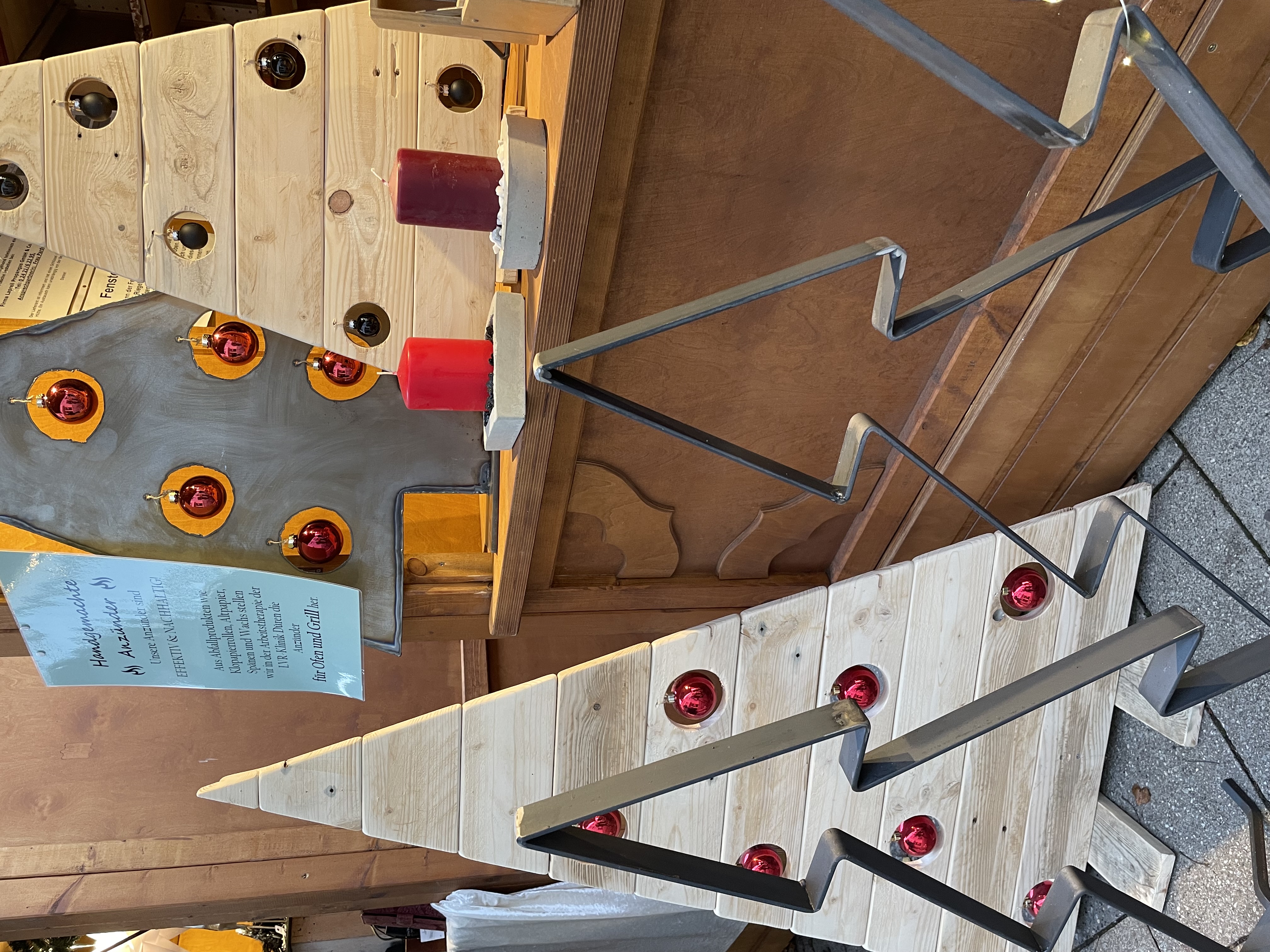 Verkaufsartikel der LVR-Klinik Düren in der Sozialhütte der Stadt Düren auf dem Dürener Weihnachtsmarkt.