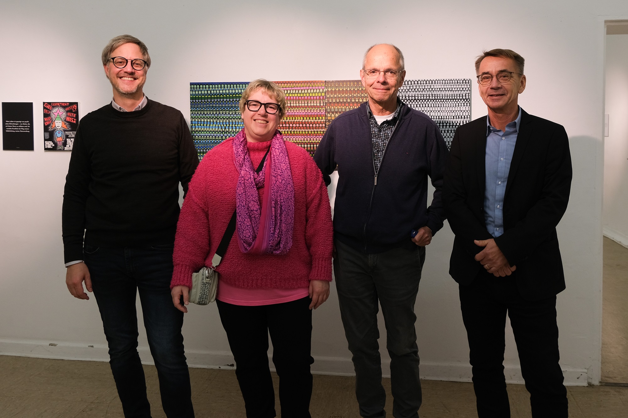 Der Kurator von Haus 5, die Künstlerin, der Mitarbeiter von Huas 5 und der Kaufmännische Direktor der LVR-Klinik Düren bei der Ausstellungseröffnung von 