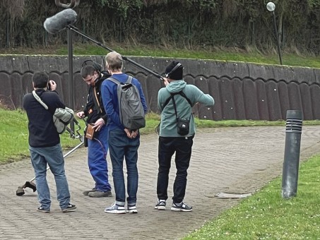 Das WDR-Team und ein Patient sind während der Dreharbeiten zu sehen.