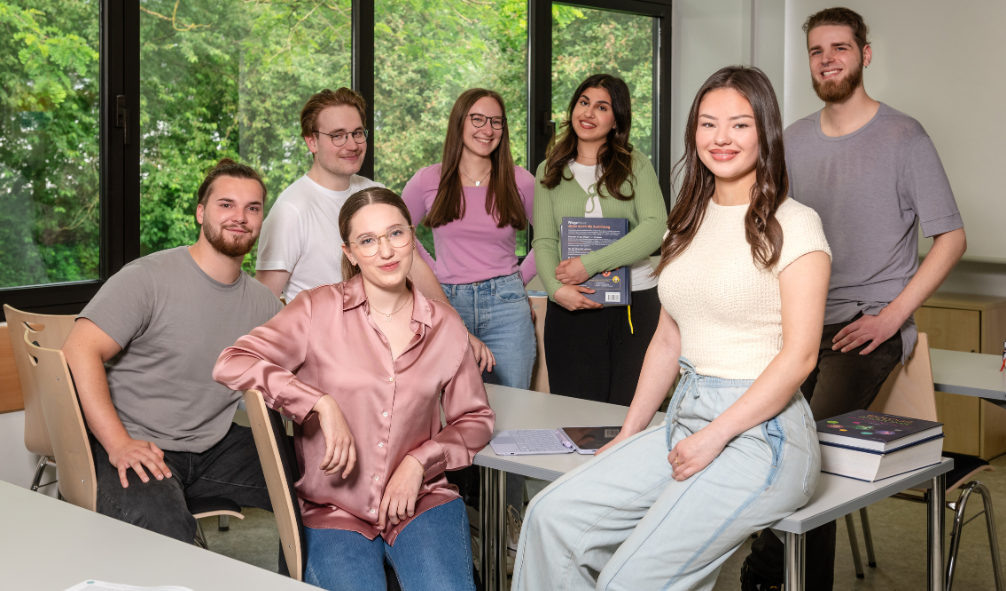 Lernende der Pflegeschule im Klassenraum