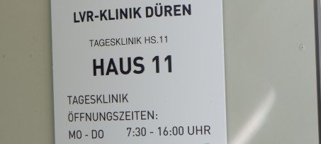 Schriftzug Tagesklinik am Eingang der Tagesklinik Haus 11