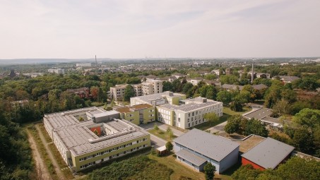 Ansicht des Hauses 11 vom Kreisverkehr auf den Haupteingang