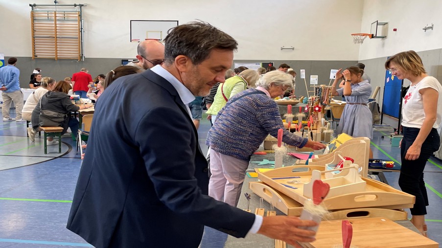 Menschen am Verkaufsstand beim Tag der offenen Tür in der LVR-Klinik Düren