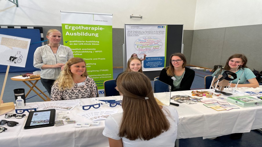 Infostand der Ergotherapieschule beim Tag der offenen Tür in der LVR-Klinik Düren