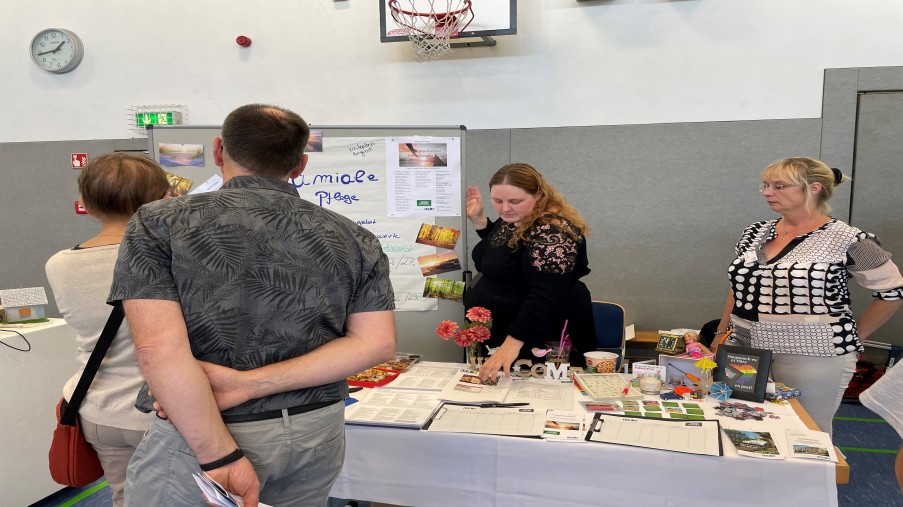 Infostand der Familialen Pflege beim Tag der offenen Tür in der LVR-Klinik Düren
