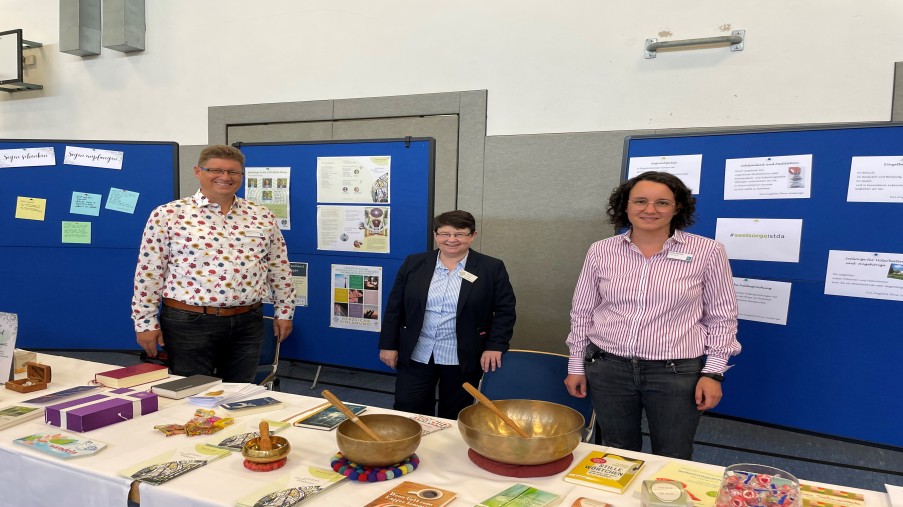 Infostand der Seelsorge beim Tag der offenen Tür in der LVR-Klinik Düren