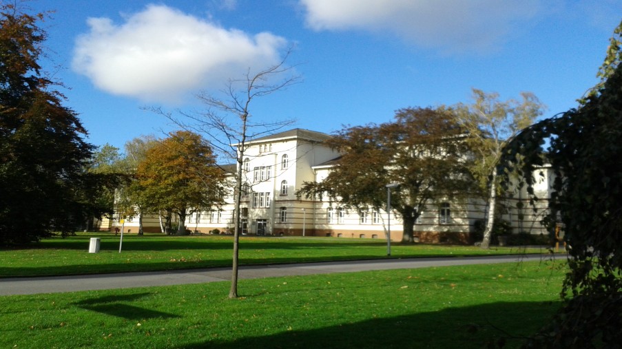 Sicht auf das Hauptgebäude mit Bäumen