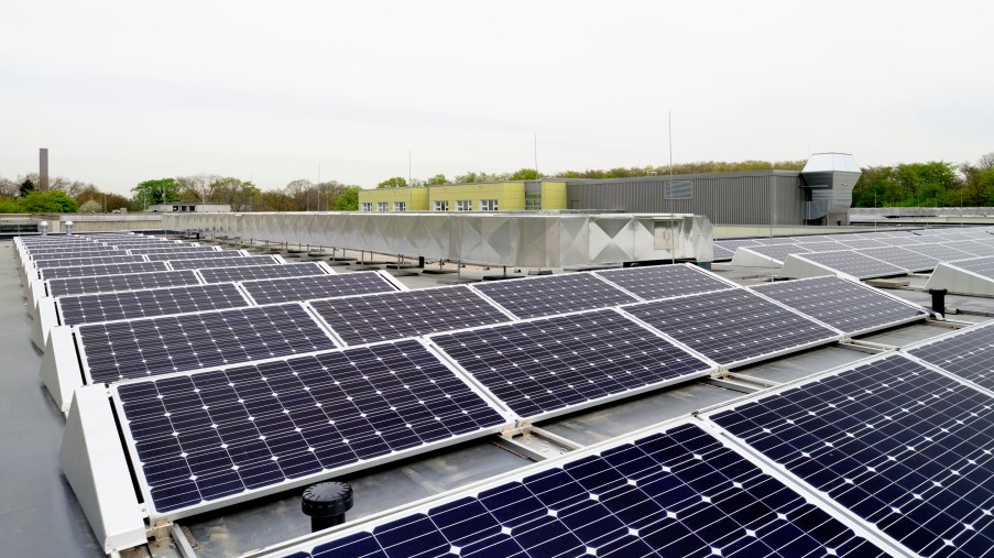 Dach des neuen Hauses 11 mit Solarzellen